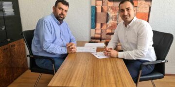 Drejtori i komunës së Mitrovicës, Elvis Feka, krekoset kinse për suksese me ndërmarrjen “Stacioni i Autobusëve”, e cila shiti kundërligjshëm 10 tonë metale nga kulmi i objektit që zyrtarisht po i heton prokuroria