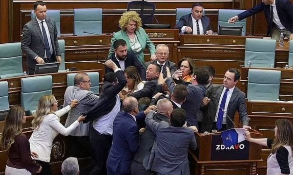 Hekuran Murati ironizon me deputetët e PDK-së: Erdhën te ulësja ime për t’u vetëmbrojtur