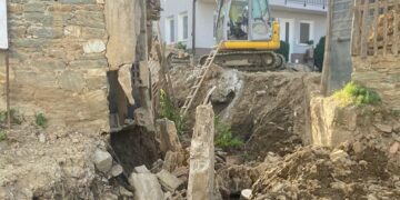 E DHIMBSHME: Derisa po punonin, shembet muri që u merr jetën dy personave