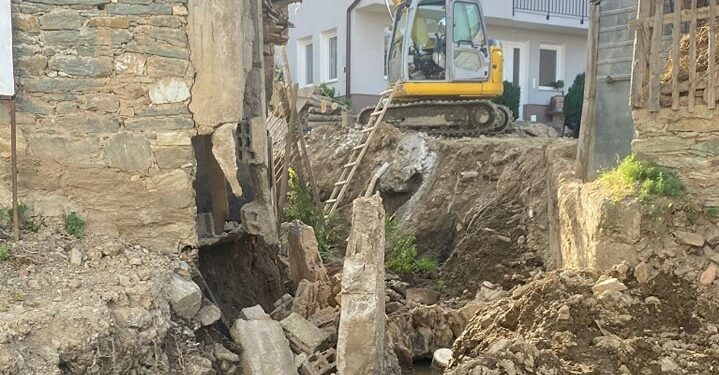 E DHIMBSHME: Derisa po punonin, shembet muri që u merr jetën dy personave
