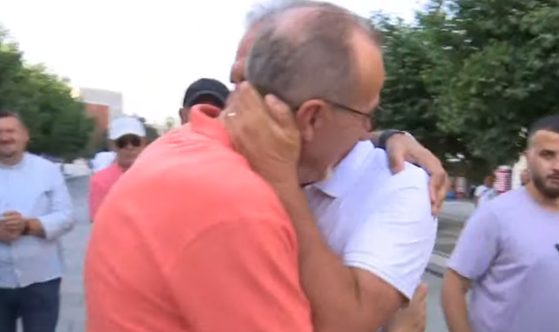 Limaj e Haxhiu përqafohen në shesh: Gjithmonë kemi qenë bashkë
