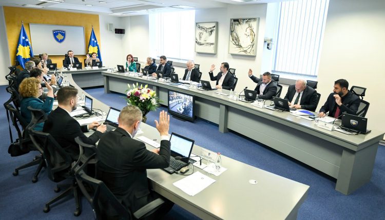 Së paku pesë ministra dhe një zëvendësministër në Qeverinë Kurti po hetohen nga Task-Forca