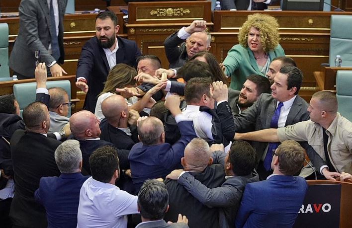 Mediat gjermane shkruajnë për grushtet mes deputetëve e ministrave të Kosovës