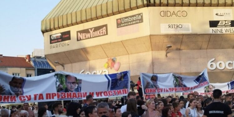Simbole çetnike dhe fotografi të Ratko Mlladiqit në një koncert në Banja Llukë