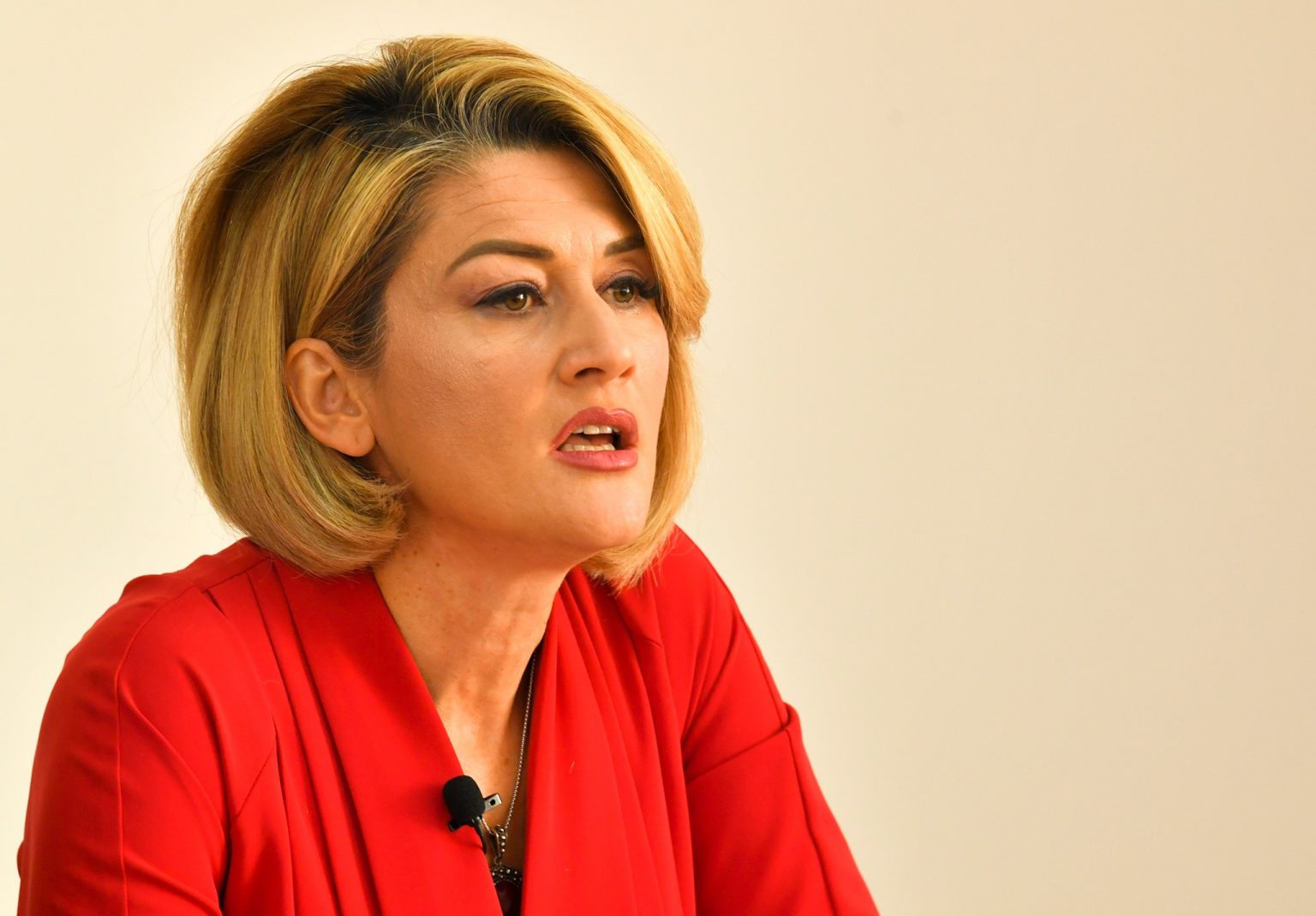 “E gërditshme”/ Vëllai i kryetarit të ndjerë të Alternativës në Gjakovë distancohet nga Mimoza Kusari