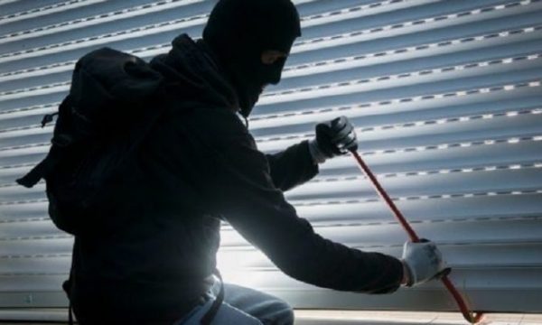 Shtëpia e biznesmenit nga Ferizaj bëhet cak i hajnave, dyshohet se ia vodhën 85 mijë euro para kesh