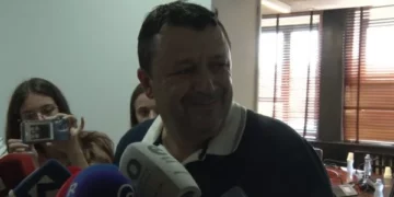 Rrahja në Kuvend, deputeti i PDK’së: Murati i mori syzet e padëmtuara, me to e vazhdoi ditën