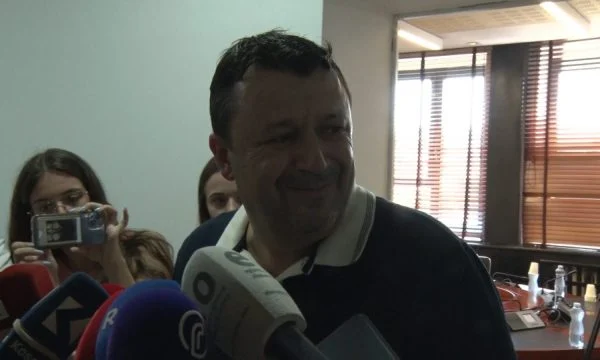 Rrahja në Kuvend, deputeti i PDK’së: Murati i mori syzet e padëmtuara, me to e vazhdoi ditën