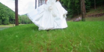 Nusja prish dasmën pasi zbulon mesazhet e turpshme ne telefonin e burrit