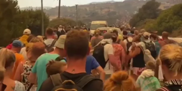 Situatë alarmante nga flakët në Greqi, evakuime nga deti, zjarri ka përfshirë edhe hotelet