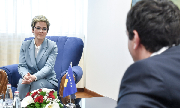 Këshilltarja e Kurtit e akuzon Arifin se kontrollohet nga Beogradi: Do të dalin në pah marrëveshjet, s’guxon të flasë për Vulinin