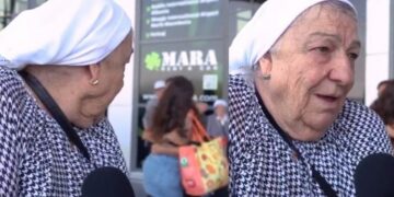 “Po tranohni toka ju lshoftë”, vajza i hidhet në përqafim djalit në aeroport, nuk duhet humbur reagimi epik i të moshuarës