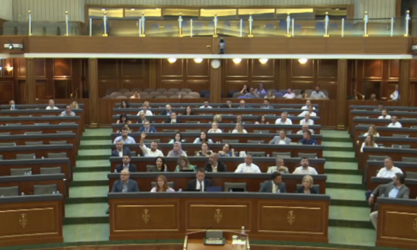 Dështon përpjekja e pushtetit për ndryshim të Ligjit për Shërbyes Civil, Konjufca abstenon, një deputet i VV-së kundër