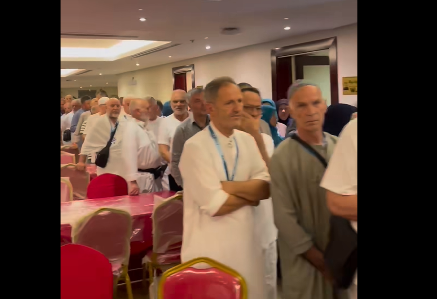 “Katër orë po presim që të hamë bukë”- ankesa nga haxhiu shqiptar në Haxh, pritje të gjata për t’u ushqyer