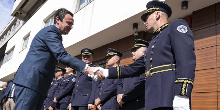 Kurti, Policisë: Vazhdoni pa kompromis luftën ndaj bandave e krimit