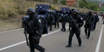 Automjetet e blinduara të policisë së Kosovës nisen drejt Jarinjës