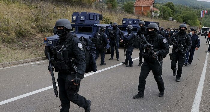 Automjetet e blinduara të policisë së Kosovës nisen drejt Jarinjës