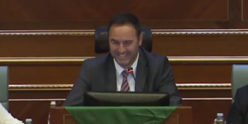 “Të katërt përdore në podium”, Glauk Konjufca ia kujton opozitës çfarë u ka thënë parvjet për zgjedhje