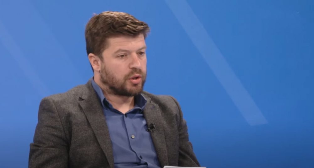 “Sytë kah komandanti dhe zbori”, Hyseni i PSD-së i krahason veprimet e Kurtit me ato të Enver Hoxhës në Shqipërinë komuniste