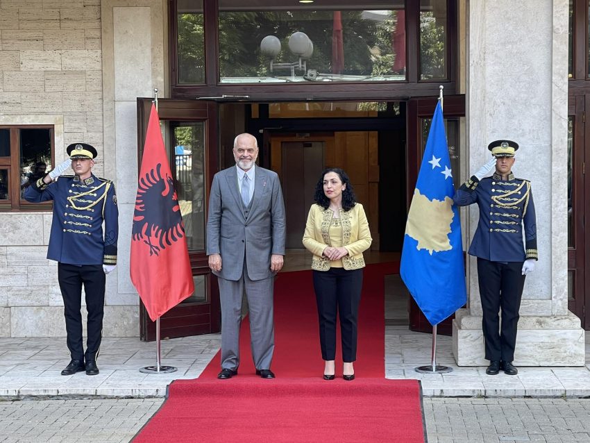 Rama në Kosovë, pritet në takim nga presidentja Osmani