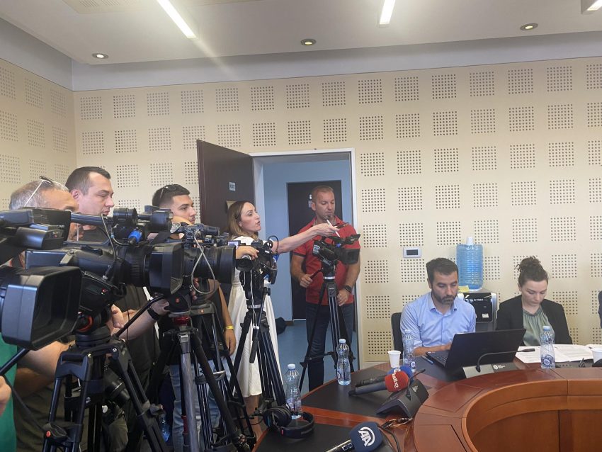 Deputetja e AAK-së lëshon mbledhjen e Komisionit ku po raportonte Hajdari, përplaset me deputetët e VV-së