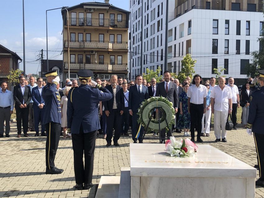 Kurti e Konjufca e nderojnë veprimtarin e intelektualin Adem Demaçi në pesëvjetorin e vdekjes