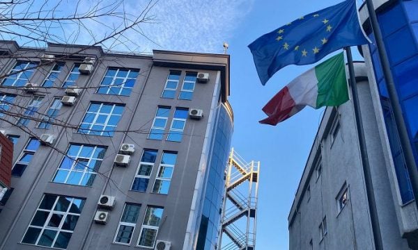 Ambasada e Italisë reagon pas kërcënimeve ndaj policëve të rinj serbë