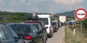 Kolonë 4-kilometërshe te Dheu i Bardhë, mërgimtarët po presin pesë orë për të hyrë në Kosovë