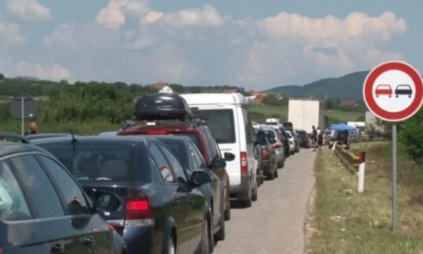 Kolonë 4-kilometërshe te Dheu i Bardhë, mërgimtarët po presin pesë orë për të hyrë në Kosovë