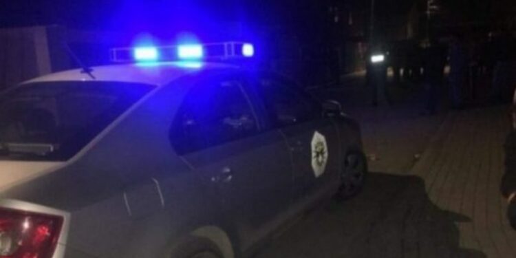 Aksident i rëndë në Gjakovë, lëndohen disa persona, digjet një veturë