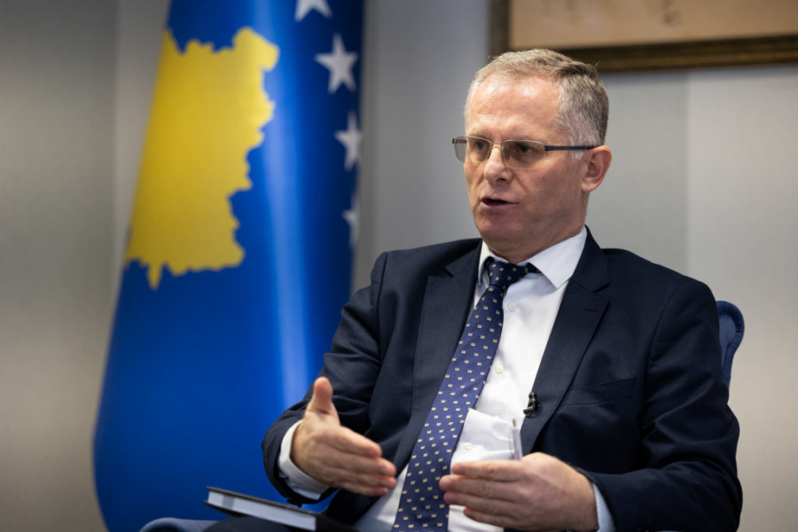 Tifozët në Beograd kërkojnë kthimin e ushtrisë serbe në Kosovë, Bislimi: Mesazhe të Vuçiqit që ai sdo t’i thotë publikisht