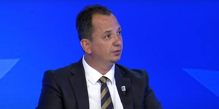 “Ata e dinë që ne e dimë, që ata as pragun nuk do ta kalojnë”, deputeti i “GUXO” tallet fort me mocioin e AAK-së