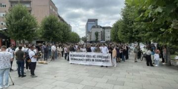 “Demokracia vdes në errësirë”, nis protesta e mediave në mbështetje të Klan Kosovës