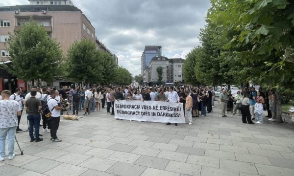 “Demokracia vdes në errësirë”, nis protesta e mediave në mbështetje të Klan Kosovës