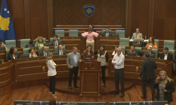 Deputetët e PDK-së rrethojnë foltoren e Kuvendit