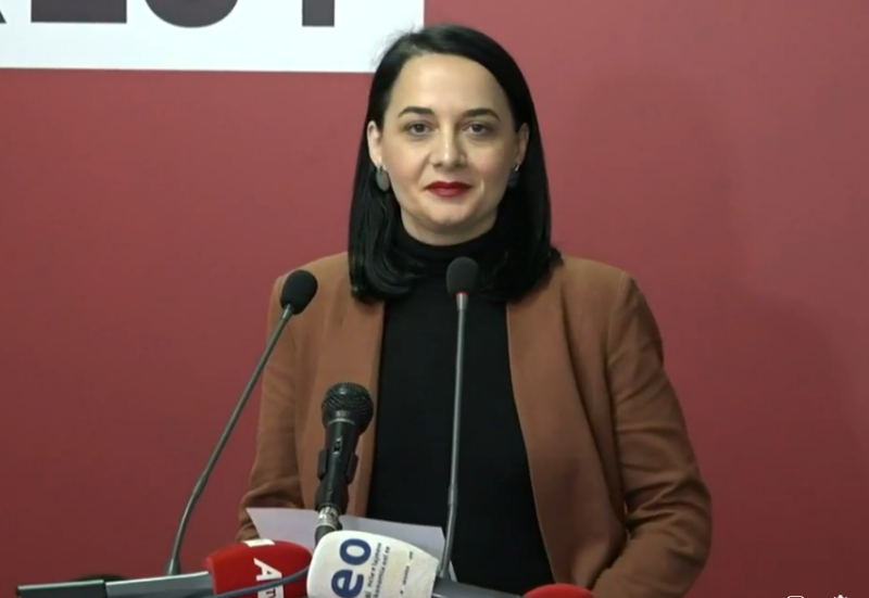 Pacolli, Hotit: Për 12 vite s`e keni rritur pagën minimale, ne po e bëjmë për 2 vjet