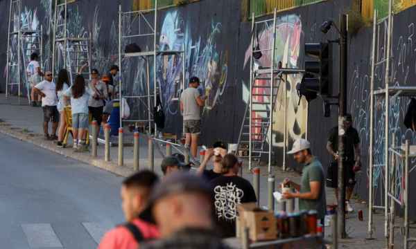 Reuters për Prishtinën: Kryeqyteti i betonit po përpiqet të bëhet më tërheqës me grafite