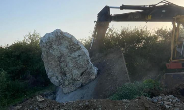 Këshilltari francez i Bislimit: Akt i pafalshëm heqja e gurit të Nënës Pashkë