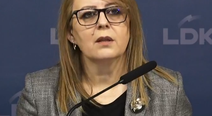 Hykmete Bajrami “godet” Vetëvendosjen: Jeni të mjerë ju, e mjerë ky vend që ju ka juve