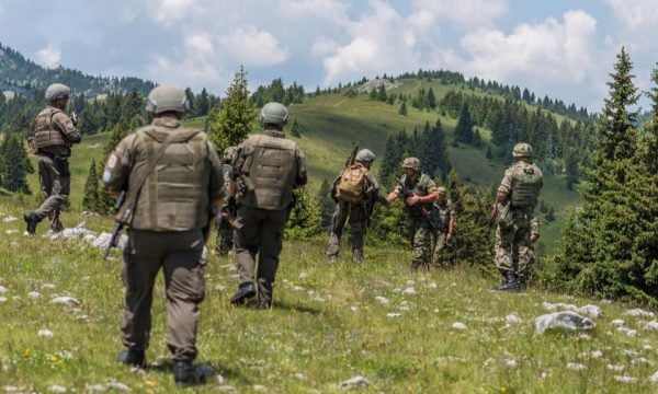 KFOR-i tërheq një mjet shpërthyes në një deponi mbeturinash