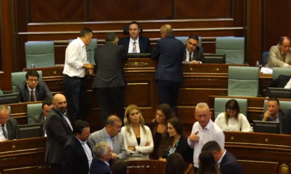Deputetët e PDK-së bllokojnë sërish foltoren e Kuvendit