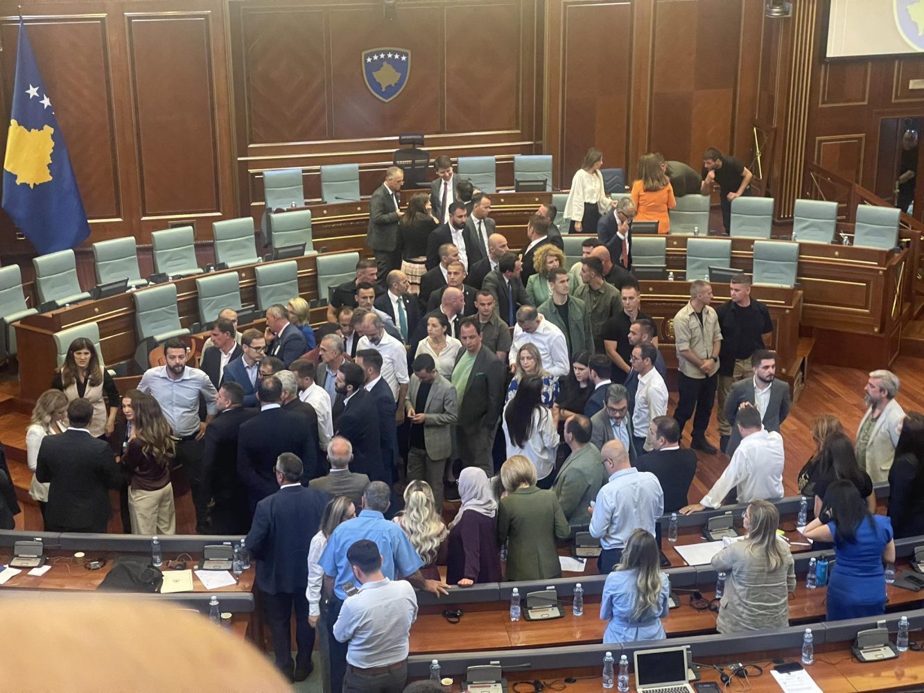 KMDLNj për seancën e dhunshme: Bislimi si mysafir s’kishte të drejtë ta griste foton e opozitës