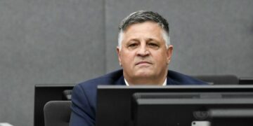 “Kjo qeveri nuk ndalet”- Dimal Basha zgjohet herët ta bëjë një shkrim për protestën e gazetarëve