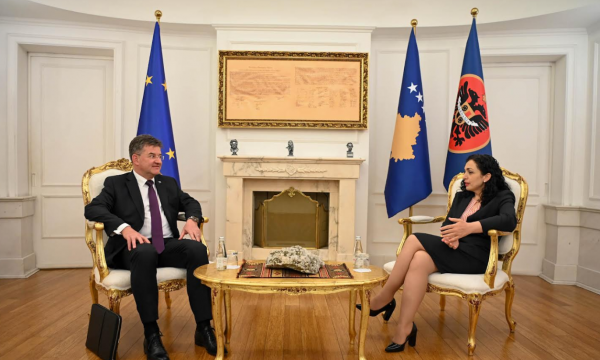 Presidentja pas takimit me Lajçak: Kemi treguar vullnet për deeskalim duke i ofruar zgjedhjet në Veri