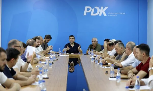 Krasniqi mbledh kryesinë e PDK, kërkojnë zgjedhje: Qeveria e re e kthen Kosovën në binarë