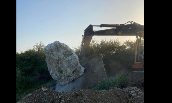 Tërmkolli: Heqja e gurit të vetëflijimit të Nanës Pashkë është e rëndë sa vetë pesha e tij