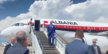 VIDEO- Rama mbërrin në Mal të Zi, takim “kokë më kokë” me Abazoviq