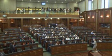 Deputetët s’votojnë pro rishikimit të buxhetit dhe rritjes së pagave në sektorin publik