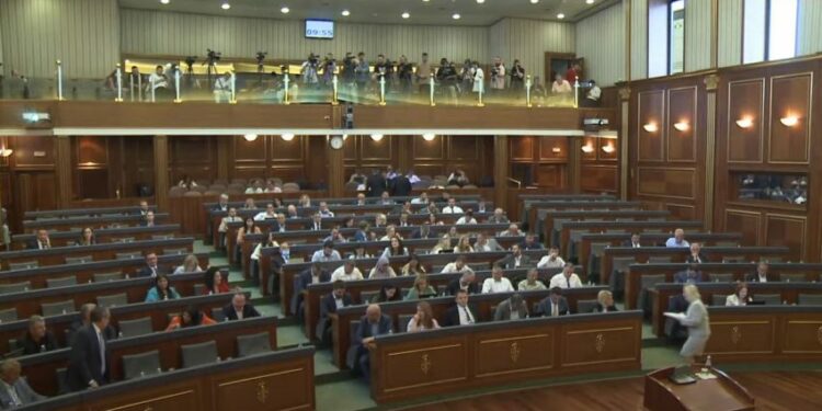 Deputetët s’votojnë pro rishikimit të buxhetit dhe rritjes së pagave në sektorin publik