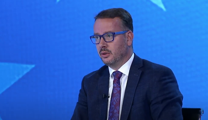Kajtazi reagon për intervistën e Kurtit: Ky pushtet shpëtimin po e lyp te profa Isa Mustafa